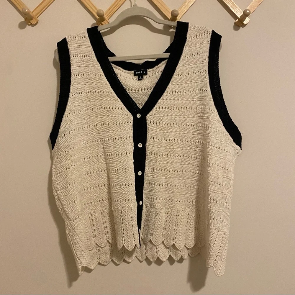 Torrid White and Black Crochet Button Front Tank size 2